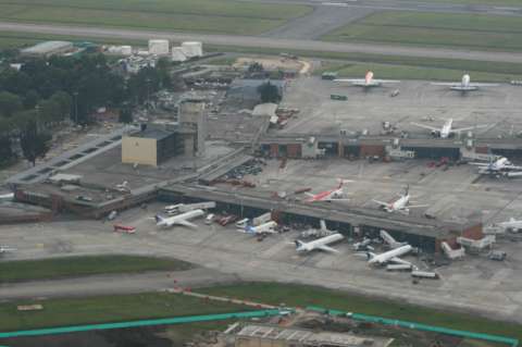 Crece movimiento de pasajeros en sector aéreo