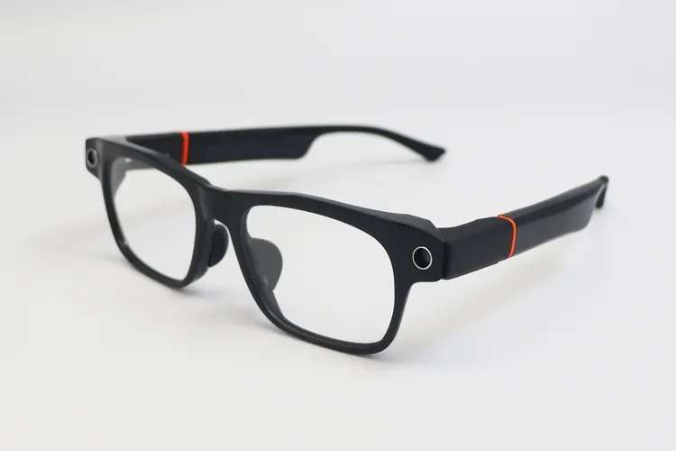 Solos presentó nuevo modelo de gafas inteligentes con cámara y capacidad para integrar el más reciente modelo de lenguaje de OpenAI, el GPT- 4o