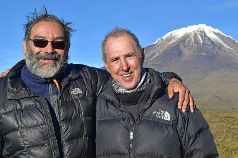 Juan Pablo y Marcelo con el Nevado del Tolima, 45 años después del primer ascenso.