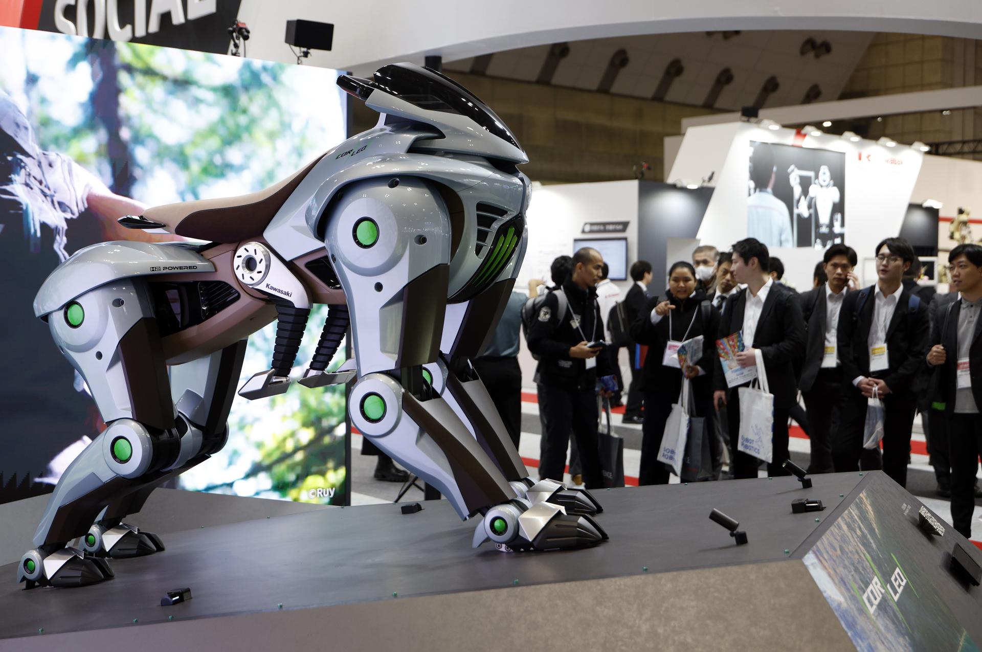 TOKYO (Japan), 03/12/2025.- Visitors look at the Kawasaki CORLEO, a four-legged robotic concept vehicle, at the Kawasaki booth during the International Robot Exhibition 2025 (iREX2025) in Tokyo, Japan, 03 December 2025. Held once every two years, the iREX is one of the world’s largest robot trade shows. For the 2025 edition, 673 companies and organizations will be presenting their latest robot technologies until 06 December. (Japón, Tokio) EFE/EPA/FRANCK ROBICHON