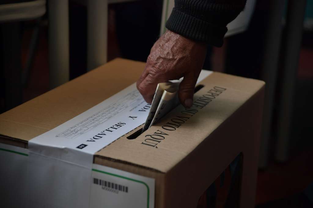 Diferentes aspectos de esta jornada electoral: Ciudadanos votando, tarjetón electoral, Urnas de votación.