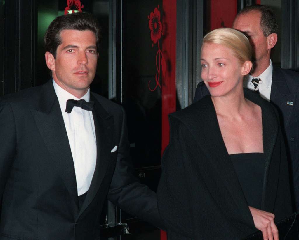 En una foto de archivo, John F. Kennedy, Jr. y su esposa, Carolyn Bessette Kennedy, llegan al Teatro Minskoff la noche del lunes 6 de abril de 1998. /AP/Mitch Jacobson