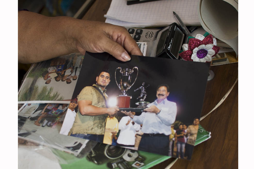 María Guadalupe Orozco muestra una foto de Francis García Orozco, desaparecido en Iguala en 2010. / AFP