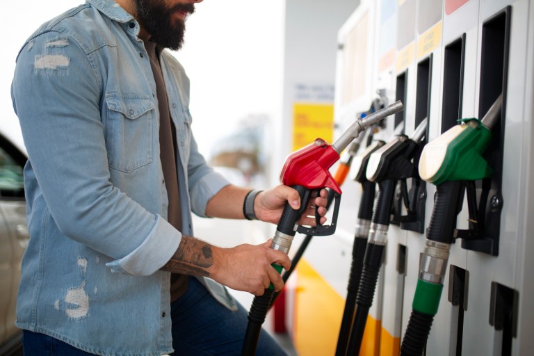 Errores comunes de los conductores al llenar el tanque de gasolina que se deben evitar