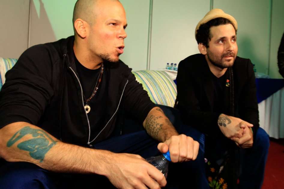 Los integrantes de la banda Calle 13, los puertorriqueños René Pérez (i), conocido como "Residente", y Eduardo Cabra (d), conocido como "Visitante".