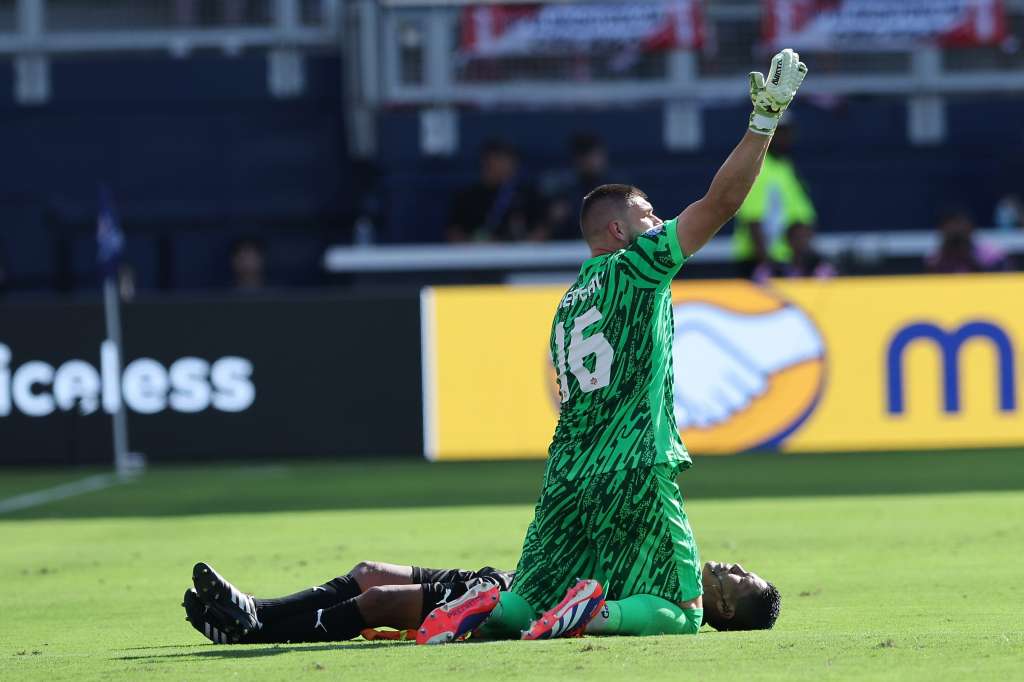 Kansas City (United States), 25/06/2024.- Assistant Referee 2 Humberto Panjoj of Guatemala (R) is attended to by Canada goalkeeper Maxime Crepeau (L) after Panjoj collapsed in extra time during the first half of the CONMEBOL Copa America 2024 group A match between Peru and Canada, in Kansas City, Kansas, USA, 25 June 2024. Temperatures reached 95F (35C) with a real feel of 104F (40C), at game time. EFE/EPA/WILLIAM PURNELL