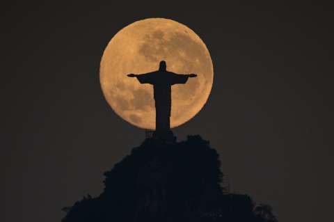 Así se vio la “luna azul”, la primera superluna de cuatro que habrá este año