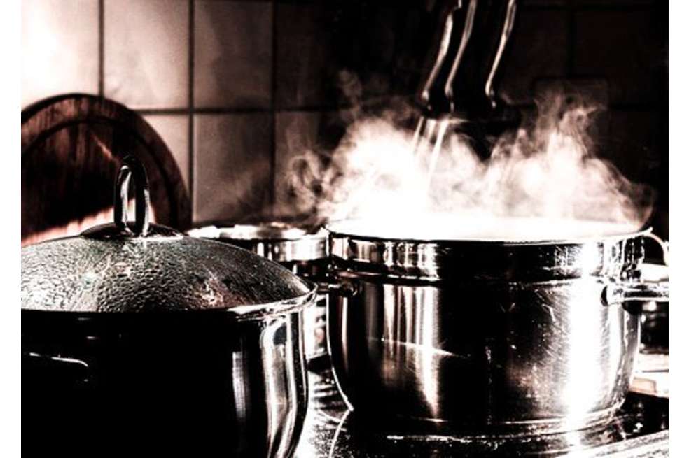 "Seguramente sus vecinos pensaban que en esa casa de locos había una escuela de cocina, porque no podía ser de otro modo; nadie necesitaba tantos utensilios de cocina en su casa".