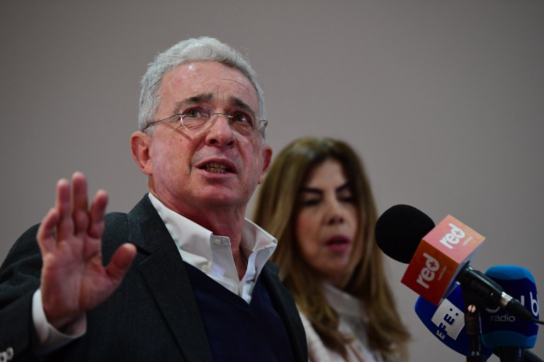 Álvaro Uribe debe ir a juicio por soborno y fraude procesal y el caso no se cierra