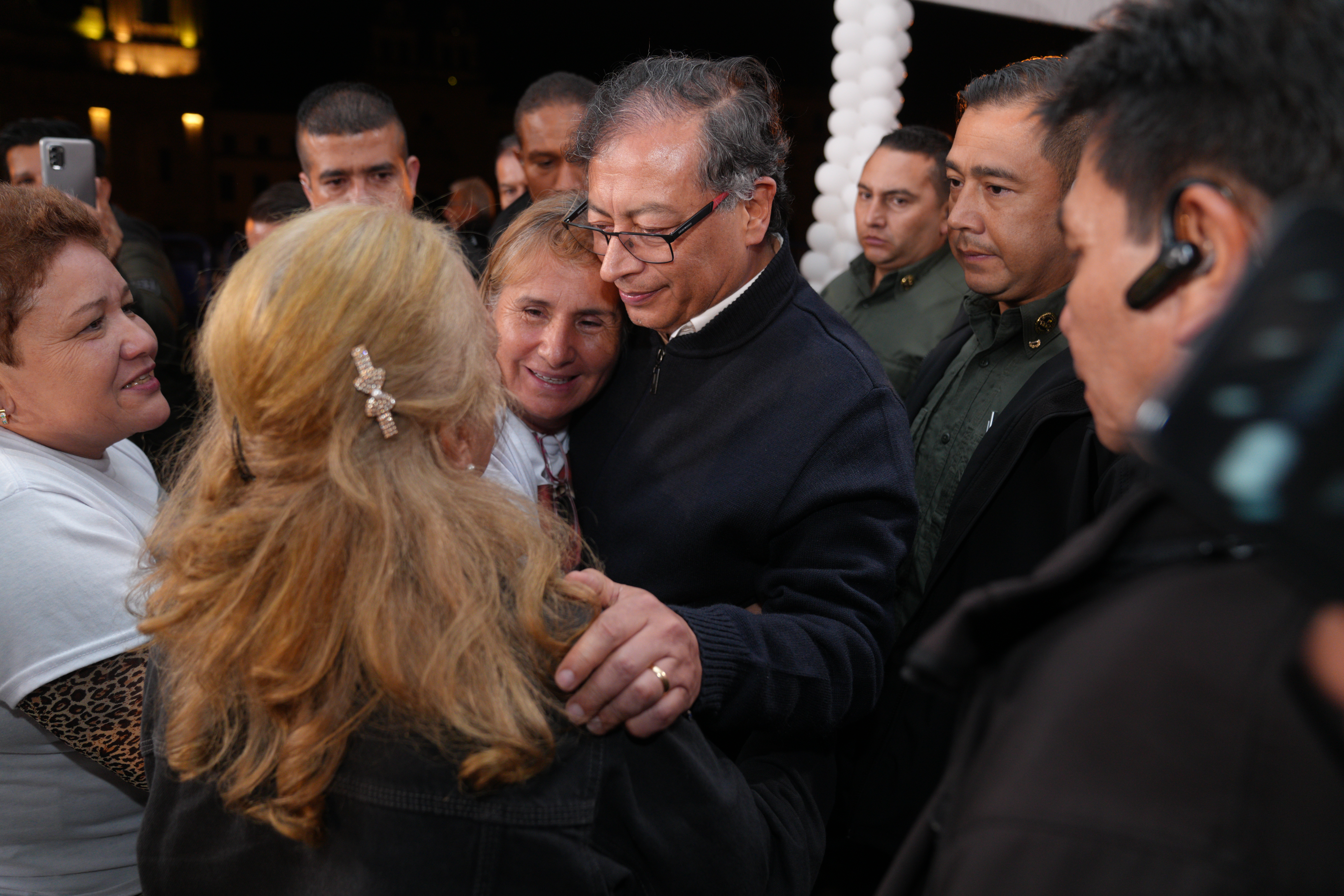 El presidente Gustavo Petro junto a mujeres que hacen parte de las Madres de Falsos Positivos de Soacha y Colombia (Mafapo) durante el acto de perdón en Bogotá.