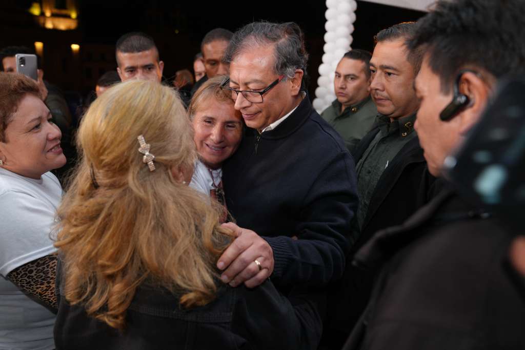 El presidente Gustavo Petro junto a mujeres que hacen parte de las Madres de Falsos Positivos de Soacha y Colombia (Mafapo) durante el acto de perdón en Bogotá.