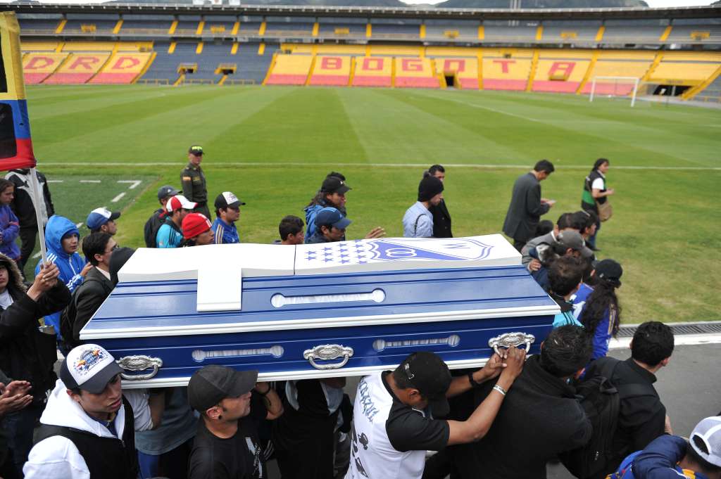 Hincha de millonarios asesinado en Cali, fue llevado al estadio El Campín para despedirlo por la hinchada de Millos.