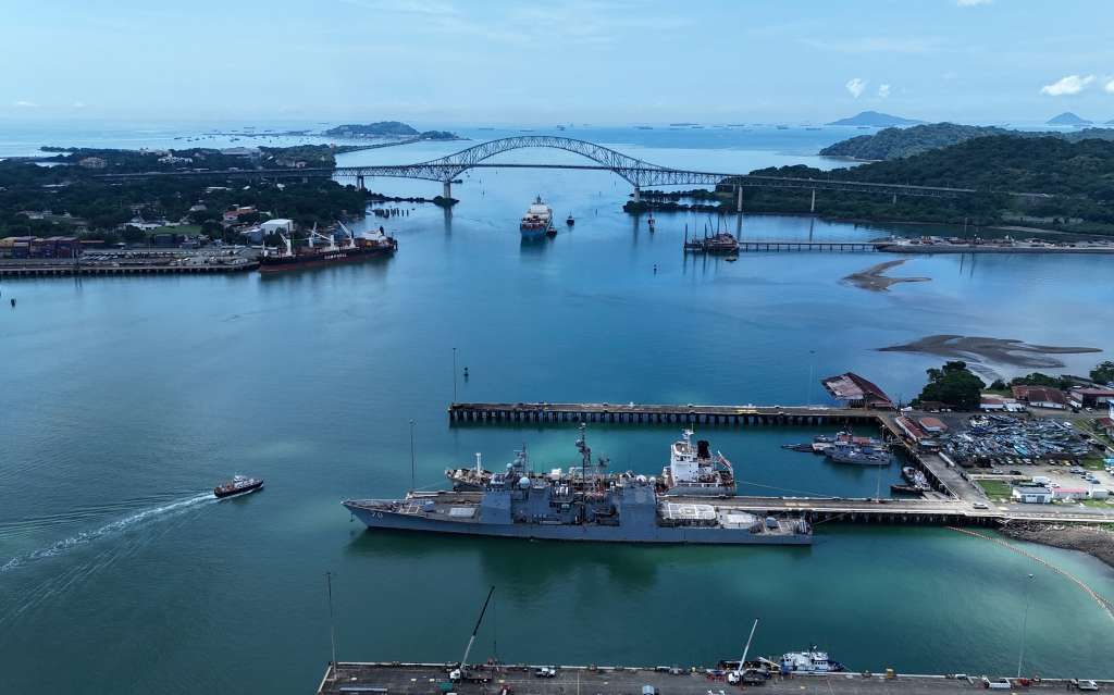 The US Navy warship USS Lake Erie (CG 70) docks at the Port of Balboa in Panama City on August 29, 2025.