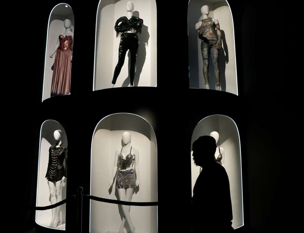 -FOTODELDÍA- MEX7081. CIUDAD DE MÉXICO (MÉXICO), 20/03/2025.- Fotografía de la exposición ‘Shakira: Estoy Aquí Experience’ este jueves, en Ciudad de México (México). La exhibición temporal ‘Shakira: Estoy Aquí Experience’, una experiencia inmersiva por la carrera de la cantante colombiana, fue presentada coincidiendo con la serie de siete conciertos de su gira ‘Las mujeres ya no lloran’ en esta ciudad. EFE/ Mario Guzmán