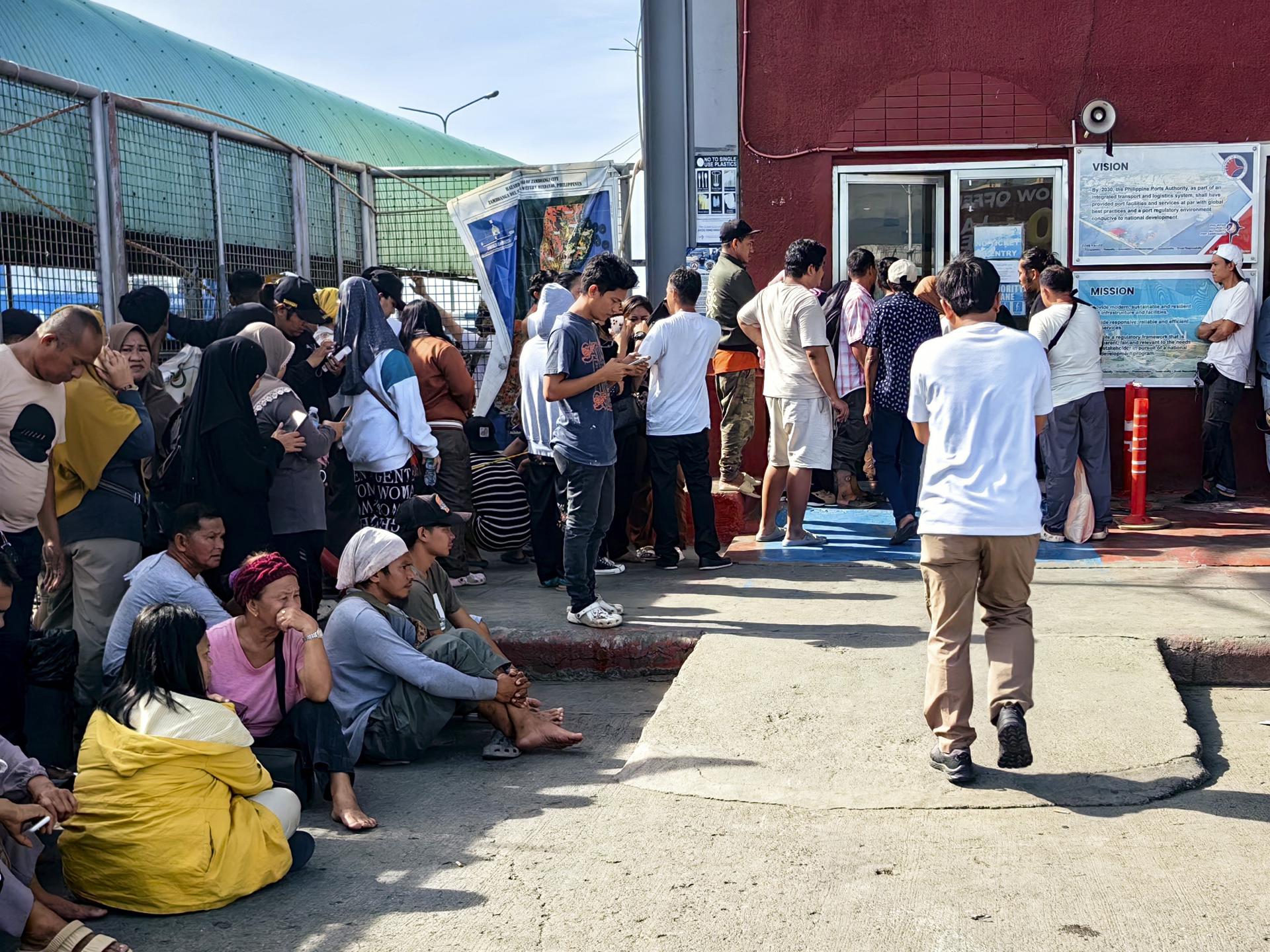 ZAMBOANGA (Philippines), 26/01/2026.- Relatives wait for news about the status of passengers from the sunken ferry M/V Trisha Kerstin 3, at the port area of Zamboanga City, southern Philippines, 26 January 2026. Authorities stated that the vessel was carrying 332 passengers and 27 crew when the maritime incident occurred off the coast of Basilan province in the southern Philippines. The death toll has reached 15, while 28 remain missing. (Filipinas) EFE/EPA/LAURENZ CASTILLO