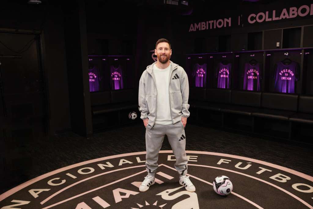 AME4589. CHICAGO (ESTADOS UNIDOS), 28/02/2025.- Fotografía sin fecha específica de toma cedida por Zane Lowe en Apple Music, que muestra al jugador de fútbol Lionel Messi. Messi, delantero de la selección argentina y del Inter Miami, aseguró que, al analizar los éxitos de su carrera, se siente agradecido porque "nunca" imaginaría ganarlo todo en el mundo del fútbol y reconoció que ni él hubiera "pedido tanto" en su juventud, en una entrevista publicada este viernes por Apple TV. EFE/Zane Lowe en Apple Music / SOLO USO EDITORIAL NO VENTAS/SOLO DISPONIBLE PARA ILUSTRAR LA NOTICIA QUE ACOMPAÑA (CRÉDITO OBLIGATORIO)