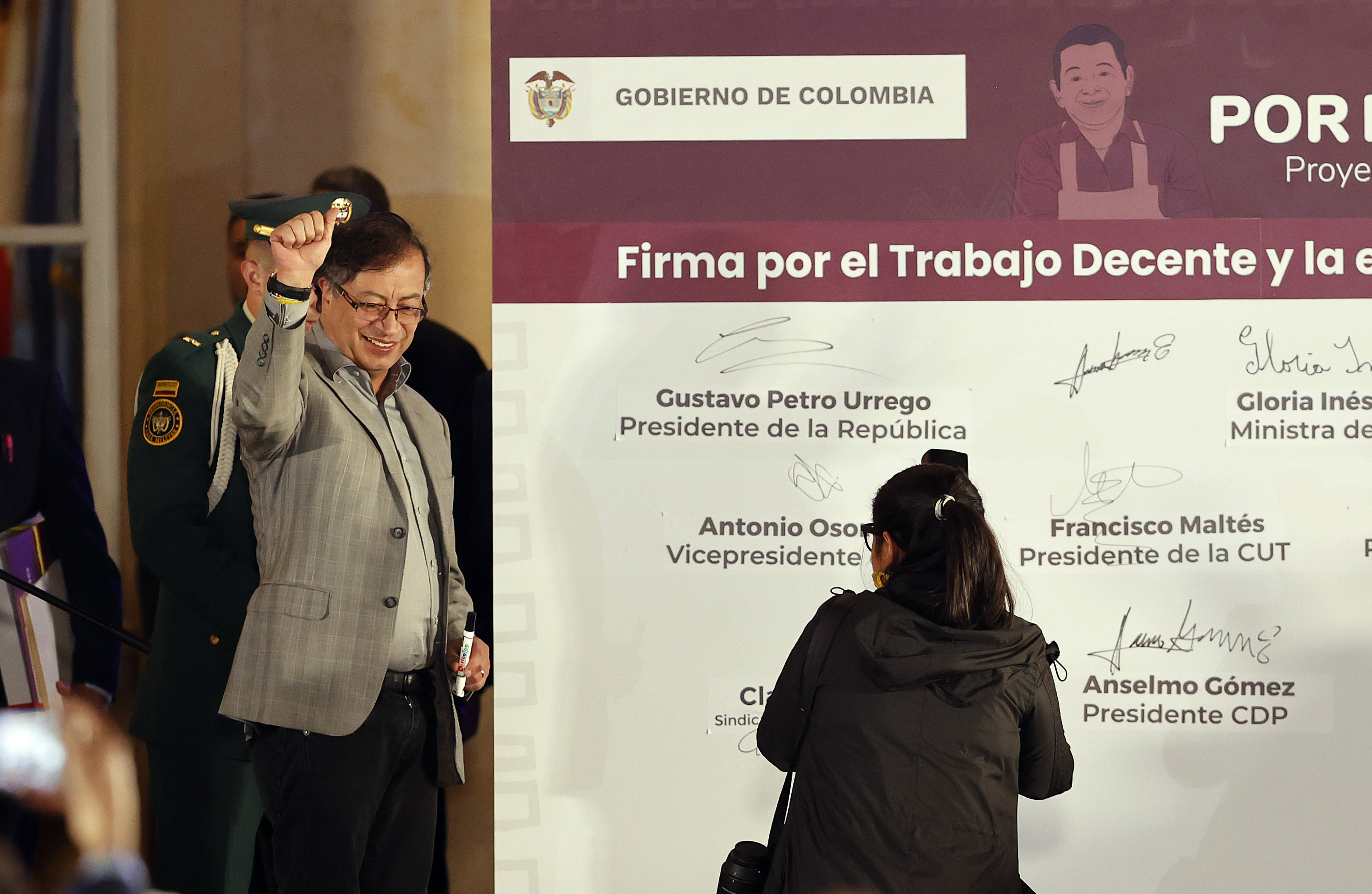 COL01. BOGOTÁ (COLOMBIA), 16/03/2023.- El presidente de Colombia, Gustavo Petro, participa en un acto simbólico con motivo de la radicación de la ley de la reforma laboral hoy, en Bogotá (Colombia). EFE/ Mauricio Dueñas Castañeda