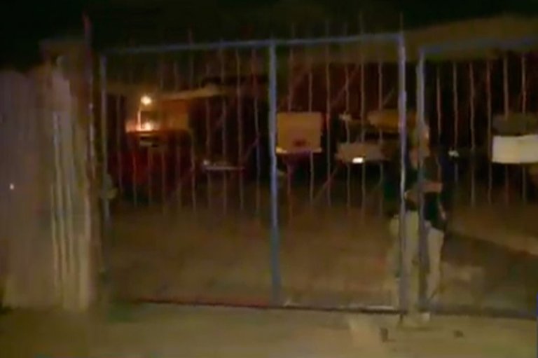 Investigan robo de siete carros de un parqueadero