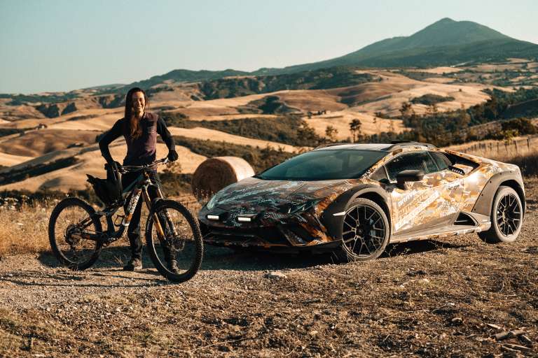 Lamborghini aún no confirma el conjunto mecánico del vehículo, sin embargo, es posible que incluya la configuración del Huracán Evo: motor V10 de 5.2 litros y 10 cilindros.