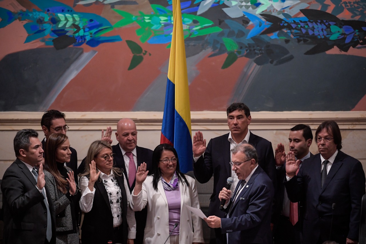 Roy Barreras juramentando a los nueve magistrados del CNE. El Congreso en pleno los eligió este martes.