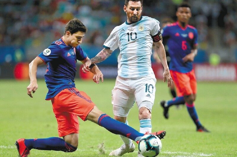 Stefan Medina le ganó varios duelos a Lionel Messi, en Salvador de Bahía. / EFE