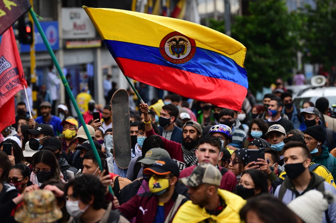 Las personas se concentran en la Plaza de Bolívar. La manifestación es pacífica.