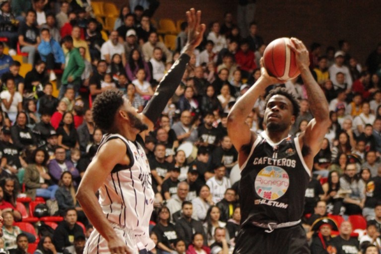 Piratas cayó ante Cafeteros en primer duelo de semifinal de la Liga de Baloncesto