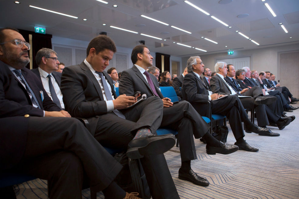 En primera fila, Hector Ulloa (i), presidente de Structure Banca de Inversión, Camilo Gonzalez (2i), socio de la consultora financiera KPMG Colombia, el alcalde de Bogotá, Enrique Peñalosa (5i) y el el gerente del Metro de Bogotá, Andrés Escobar (6i), durante la presentación del proyecto para la construcción de la primera línea de metro.
/ Agencia EFE