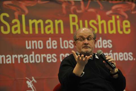 El atacante del escritor Salman Rushdie fue acusado de intento de asesinato