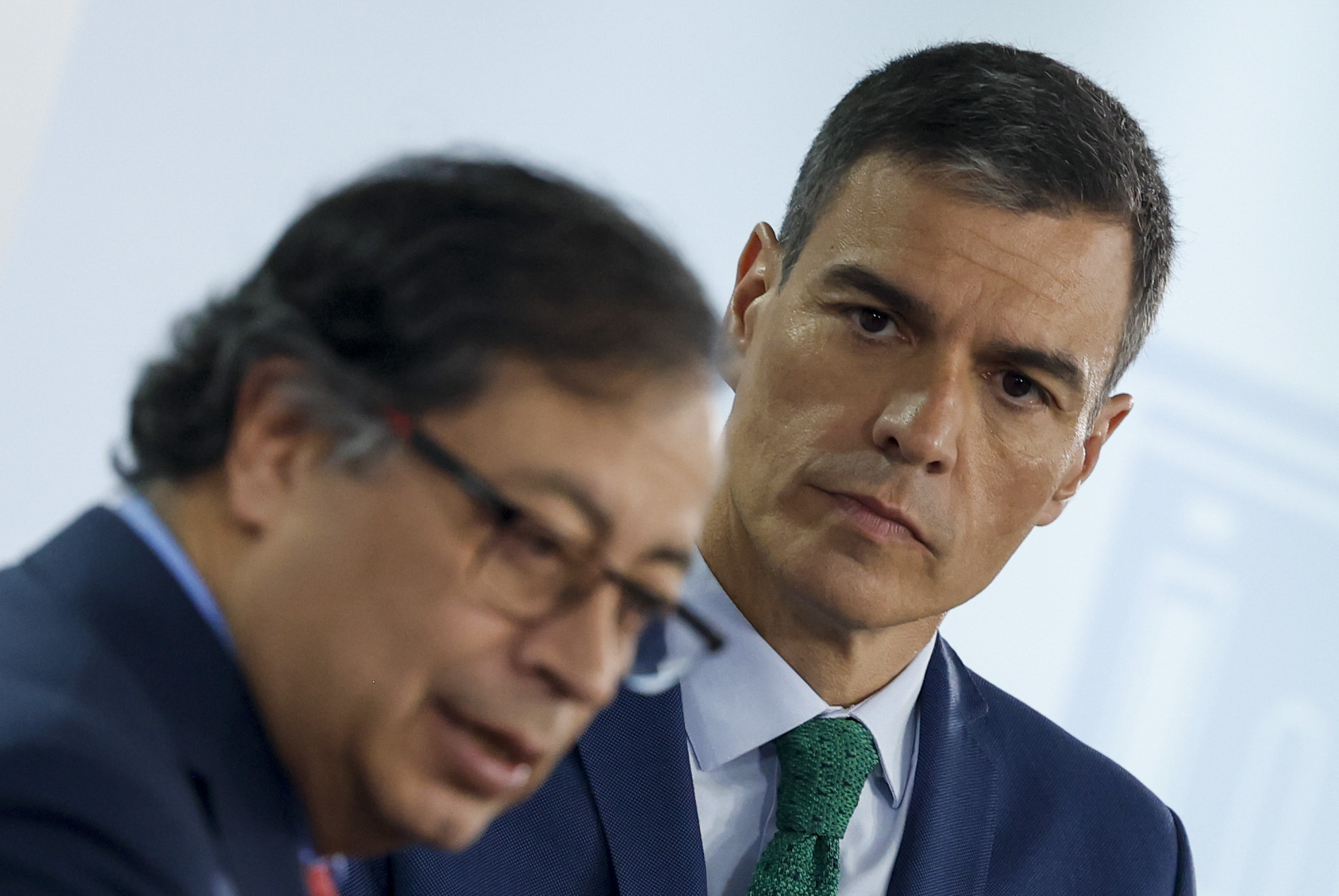 MADRID, 04/05/2023.- El presidente del Gobierno, Pedro Sánchez (d) y el presidente de Colombia, Gustavo Petro (i) durante la rueda de prensa ofrecida tras la reunión mantenida este jueves en el Palacio de la Moncloa en Madrid. EFE/ J.J.Guillen