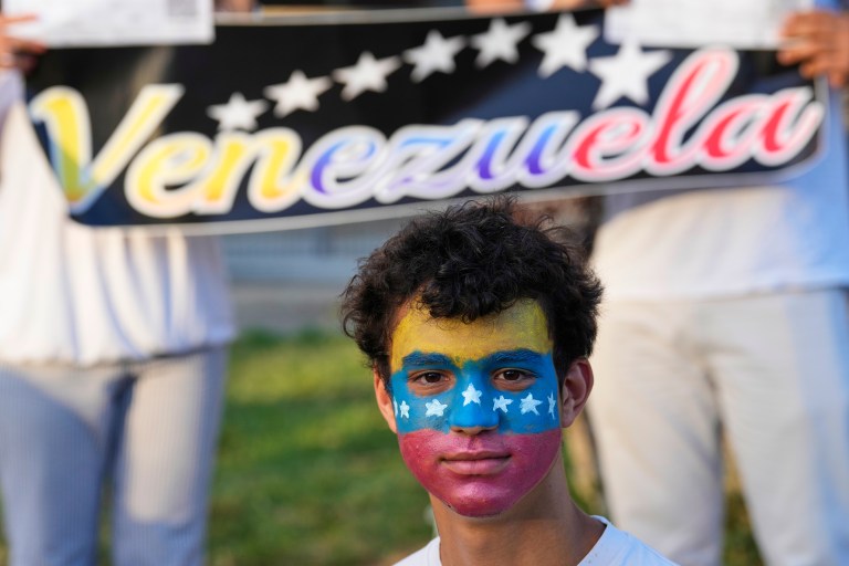 BARCELONA, 17/08/2024.- Decenas de venezolanos se manifestaron de forma pacífica este sábado en el Arc de Trionf, en Barcelona, para pedir la libertad de su país natal y denunciar, con las actas en la mano, el fraude de los recientes comicios presidenciales del 28 de julio. EFE/Alejandro García