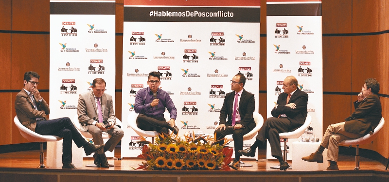 El debate se llevó a cabo en la Universidad Santo Tomás. / Santiago Acosta