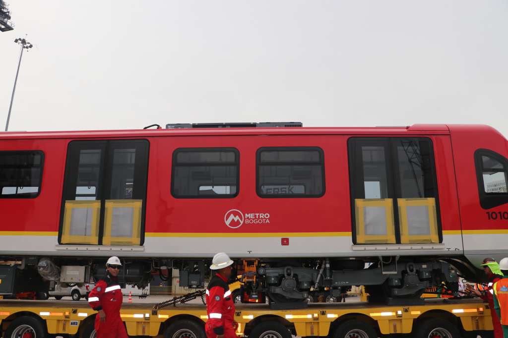El carguero francés Everglade desembarca en el puerto de Cartagena los seis vagones del primer tren del metro de Bogotá.