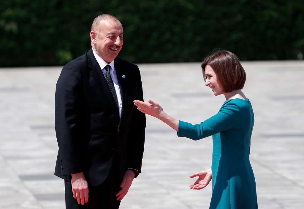 Bulboaca (Moldova), 01/06/2023.- President of Moldova Maia Sandu (R) welcomes Azerbaijan's President Ilham Aliyev (L) during the opening ceremony of the European Political Community (EPC) Summit at the Mimi Castle in Bulboaca, Moldova, 01 June 2023. Moldova hosts the 2nd European Political Community Summit on 01 June 2023 at the Mimi Castle. (Azerbaiyán, Moldavia) EFE/EPA/DUMITRU DORU