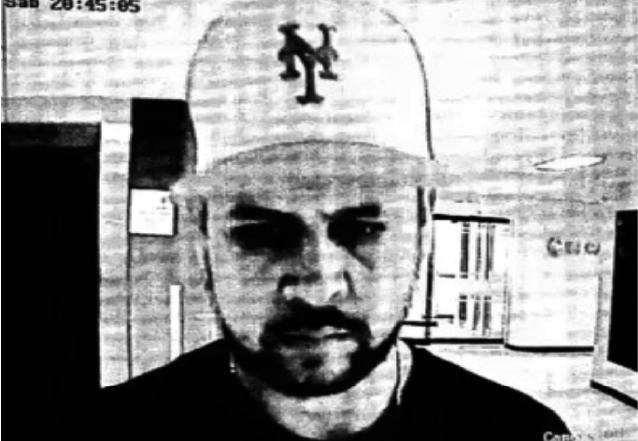 Imagen de Felipe Muñoz, registrada en los videos de seguridad en el momento en que pagaba el parqueadero de la clínica Las Vegas, donde acompañó a Milena Uribe a hacerse un examen de sangre, el 3 de febrero de 2018.