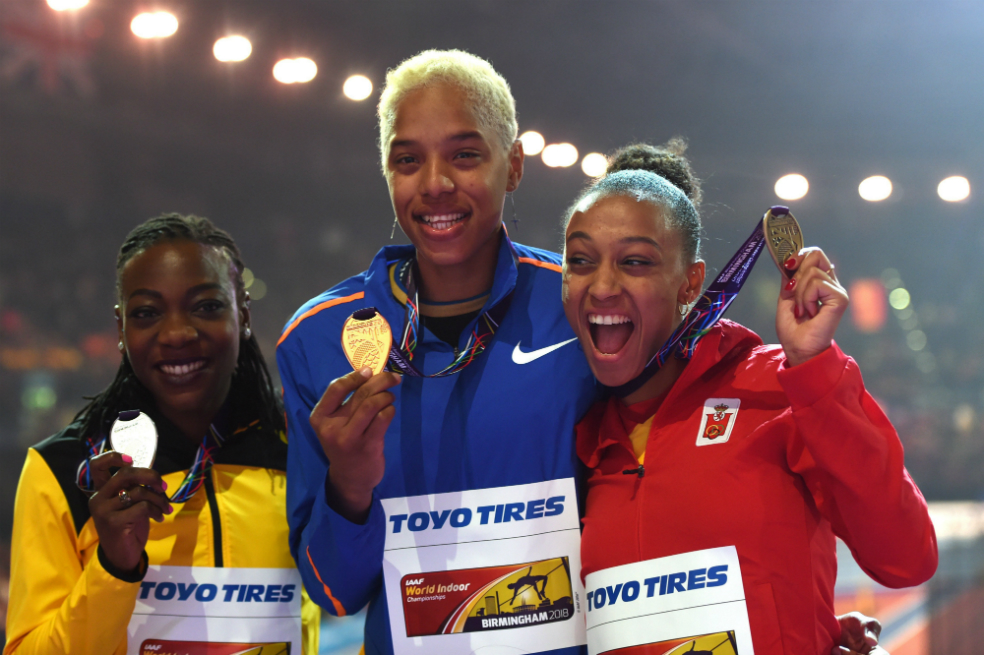 La venezolana Yulimar Rojas (centro), campeona mundial de atletismo, en Birmingham. / EFE