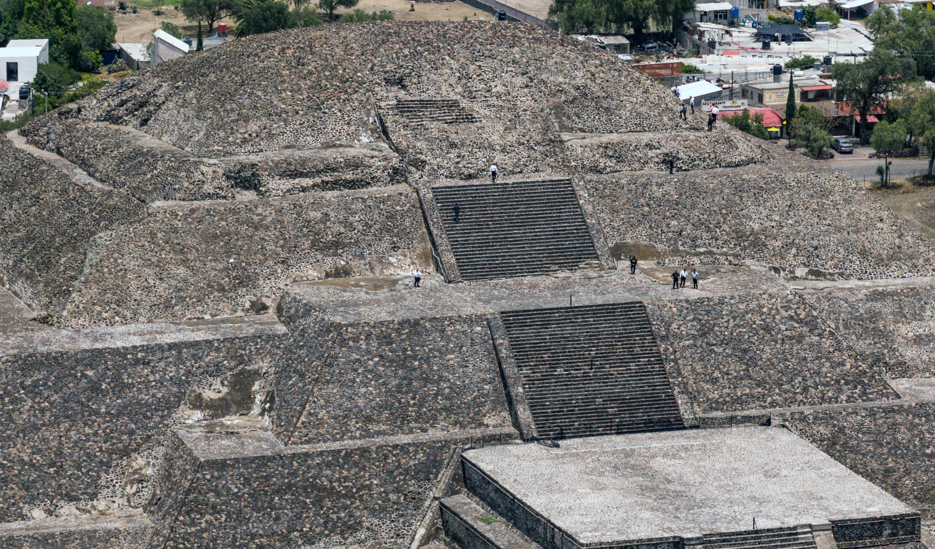 MEX599. SAN JUAN TEOTIHUACÁN (MÉXICO), 21/04/2026.- Fotografía aérea que muestra agentes investigadores recorriendo la zona de la Pirámide de la Luna este martes, en el municipio de San Juan Teotihuacán en el Estado de México (México). Falta de seguridad y preocupación por el próximo Mundial de Fútbol de 2026 son las primeras impresiones de comerciantes y turistas que este martes a unos metros de la Pirámide de la Luna, tras el tiroteo del lunes que provocó la muerte de una turista de nacionalidad canadiense, y un saldo de 13 lesionados en la Zona Arqueológica de Teotihuacán (centro de México). EFE/Franyeli García