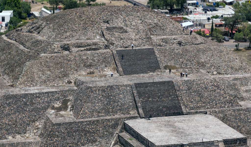 MEX599. SAN JUAN TEOTIHUACÁN (MÉXICO), 21/04/2026.- Fotografía aérea que muestra agentes investigadores recorriendo la zona de la Pirámide de la Luna este martes, en el municipio de San Juan Teotihuacán en el Estado de México (México). Falta de seguridad y preocupación por el próximo Mundial de Fútbol de 2026 son las primeras impresiones de comerciantes y turistas que este martes a unos metros de la Pirámide de la Luna, tras el tiroteo del lunes que provocó la muerte de una turista de nacionalidad canadiense, y un saldo de 13 lesionados en la Zona Arqueológica de Teotihuacán (centro de México). EFE/Franyeli García
