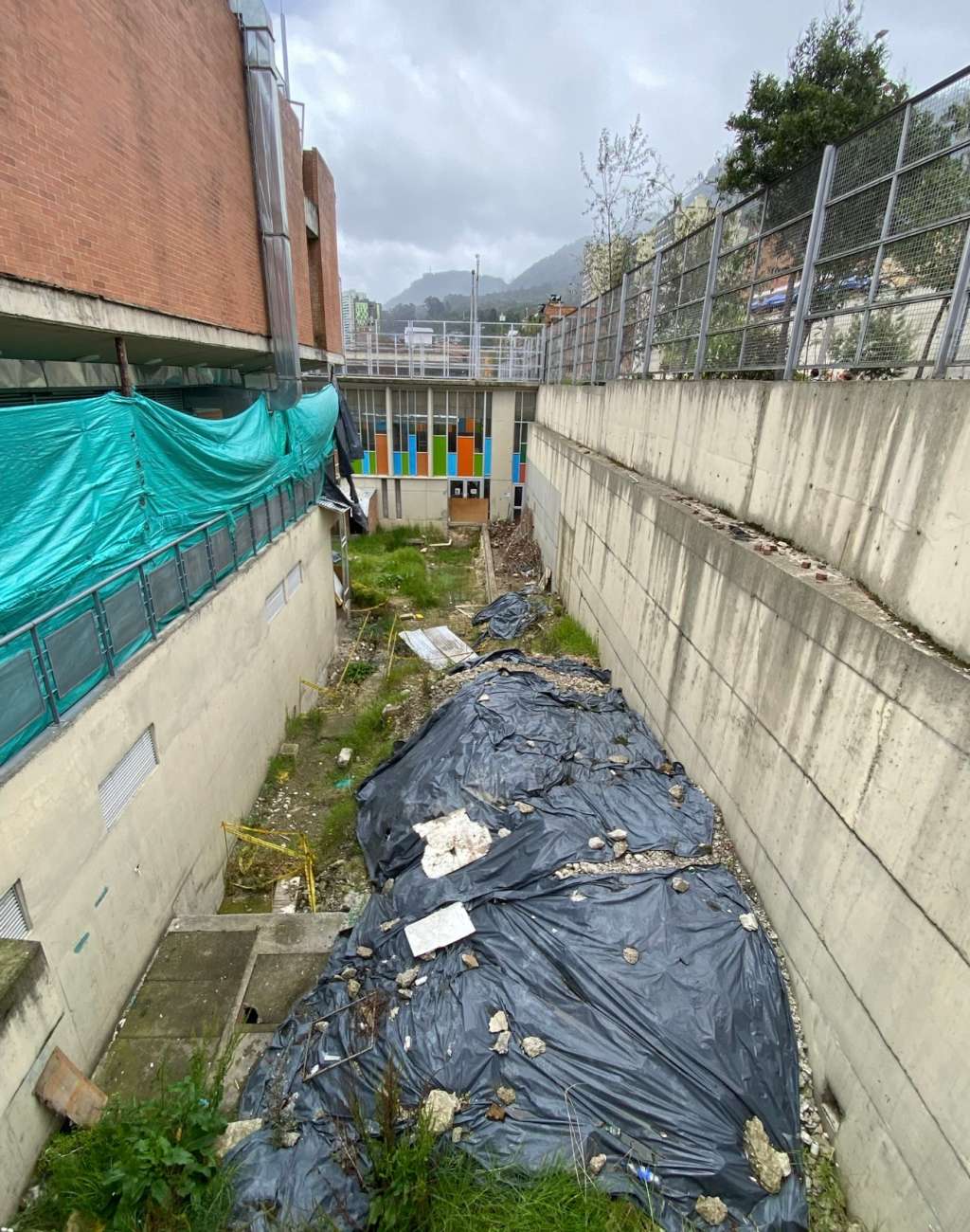 La obra de la rampa en el Colegio La Candelaria acumula cuatro suspensiones y continúa a la espera de una modificación de licencia.