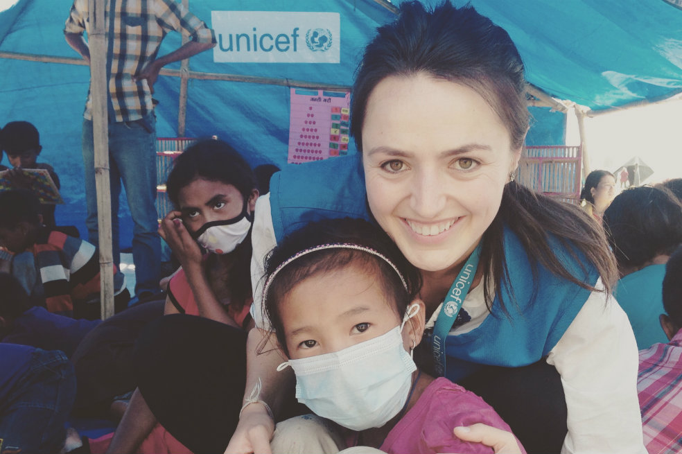 María Paula Reinbold en sus labores como oficial de educación de la Unicef. /Unicef Nepal