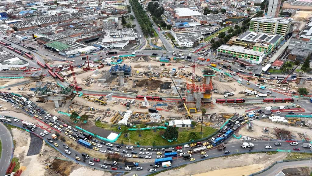 Así avanza la construcción del puente, en el primer tramo, de la ampliación de la calle 13 con av Amércas.