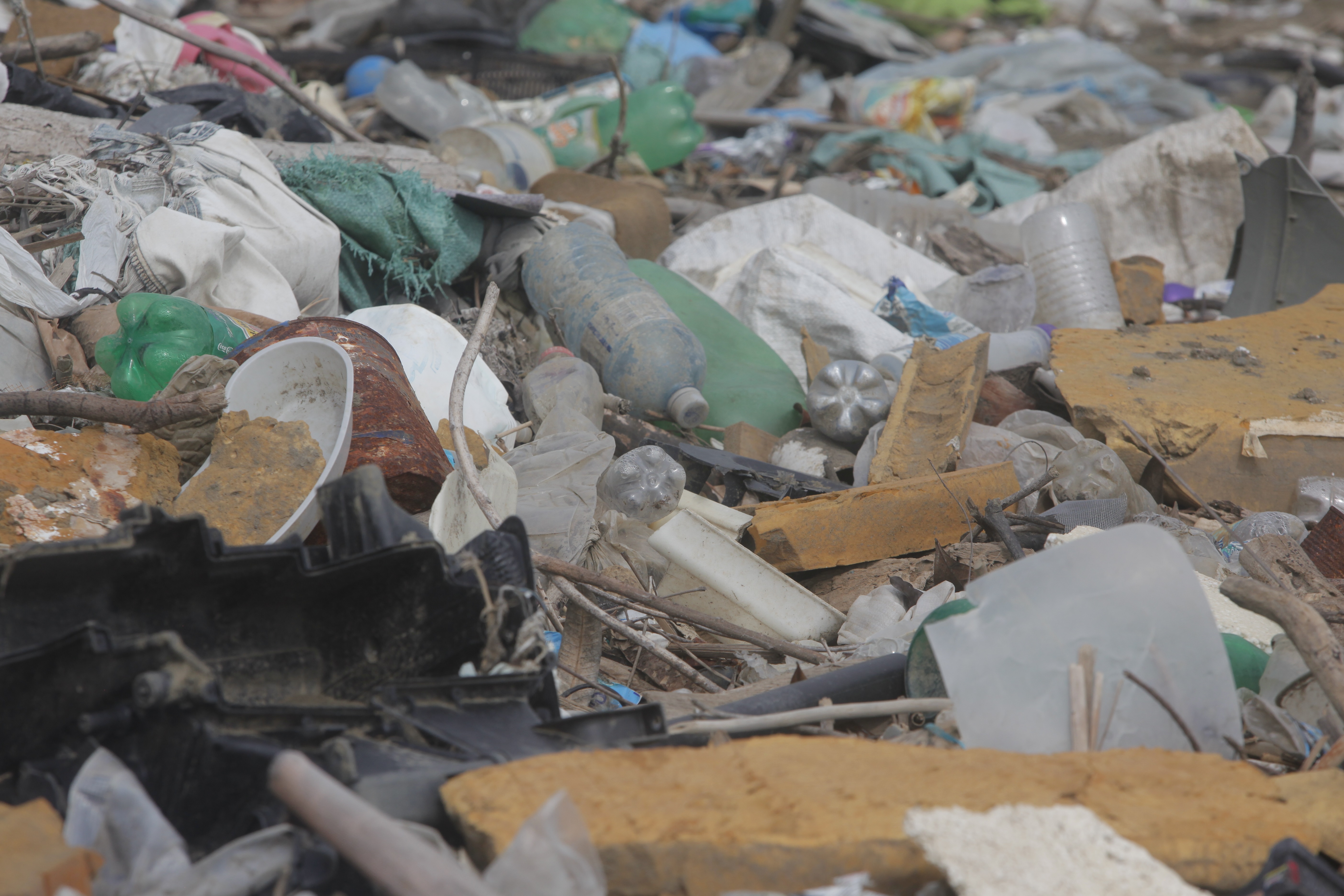 AME7308. CIUDAD DE PANAMÁ (PANAMÁ), 23/02/2022.- Fotografía de la basura acumulada en la playa de Costa del Este el 14 de febrero de 2022, en la bahía de Panamá, una de las más contaminadas en la Ciudad de Panamá (Panamá). Los océanos se han convertido en inmensos sumideros de desechos plásticos. La panacea del reciclaje fue un espejismo. La contaminación por resinas persistentes constituye un problema complejo que requiere soluciones globales coordinadas, explican a Efe en la fundación latinoamericana MarViva. El manejo de los desechos plásticos es uno de los temas principales de la quinta sesión de la Asamblea Medioambiental de la ONU (UNEA 5), que comienza el próximo 28 en Nairobi (Kenia). EFE/ Carlos Lemos