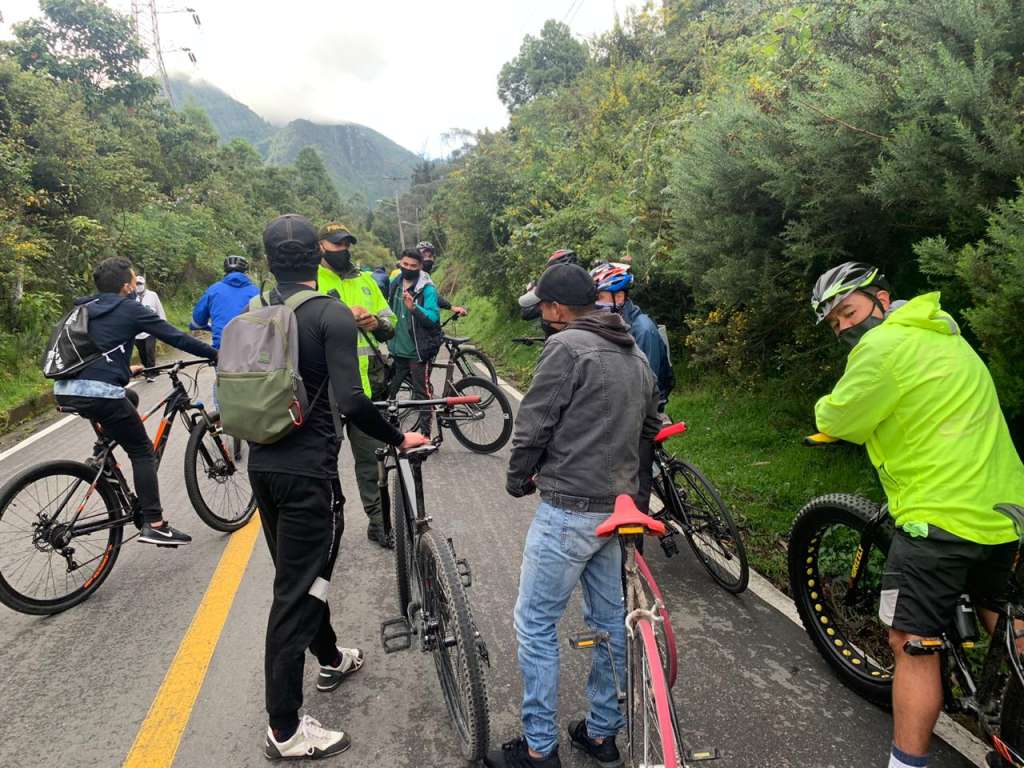 Varias personas de espaldas en bicicleta