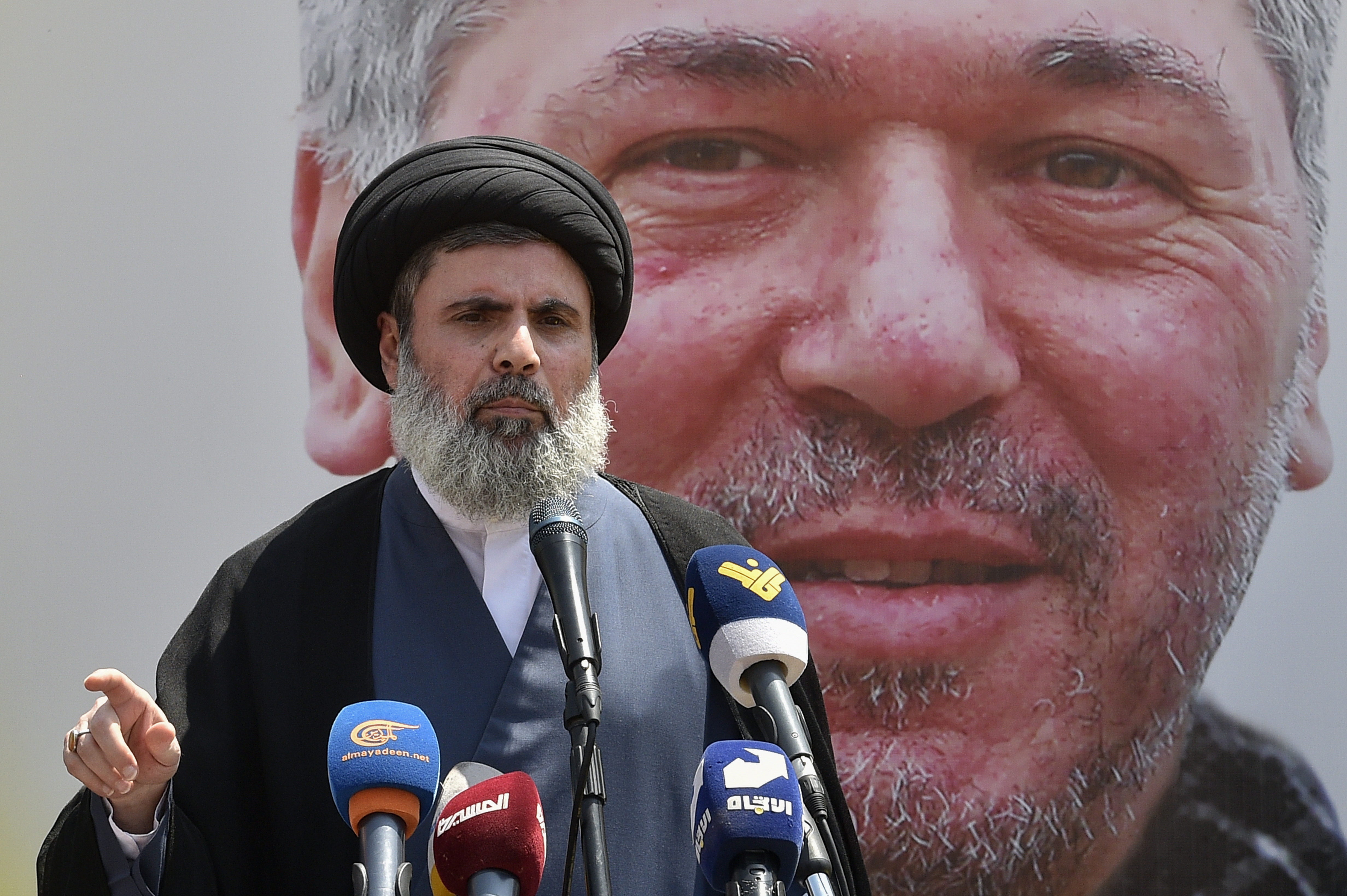 Beirut (Lebanon), 12/06/2024.- Head of Hezbollah's Executive Council Sayyed Hashem Safieddine, speaks during the funeral of late Hezbollah senior commander Taleb Sami Abdallah mourns during his funeral procession in Beirut, Lebanon, 12 June 2024. According to the Hezbollah media office, four Hezbollah fighters, including the senior leader Taleb Sami Abdallah, were killed after the Israeli attack on a residential building in Jwaya town in the Tyre district, southern Lebanon on 11 June. (Líbano, Hizbulá/Hezbolá) EFE/EPA/WAEL HAMZEH