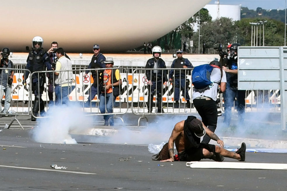 Una nutrida manifestación en Brasilia contra Michel Temer terminó en violencia y vandalismo. / AFP