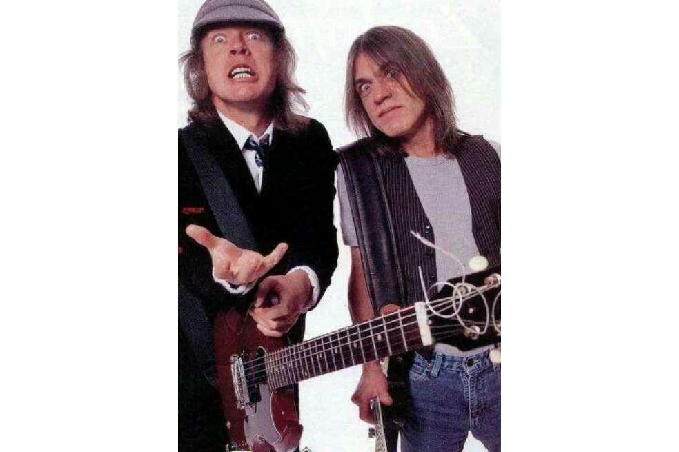Angus Young (izquierda) y Malcolm Young (derecha), cofundadores de la mítica banda de rock n' roll, ACDC.