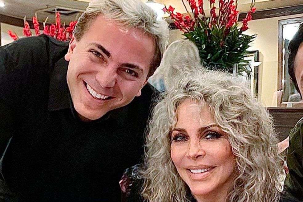El cantante Cristian Castro causó revuelo al quitarse la mayoría de su ropa durante un concierto este fin de semana. Su madre, Verónica Castro, reaccionó.
