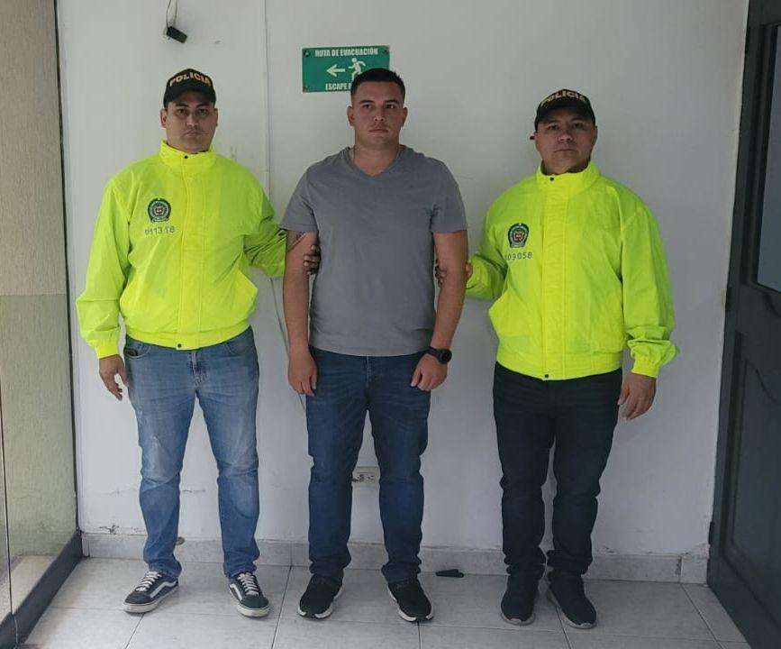 Dentro de una investigación que adelanta Justicia Penal Militar, las autoridades capturaron al teniente Luis David Silva Campos por la presunta revelación de secreto y favorecimiento para la comisión de delito