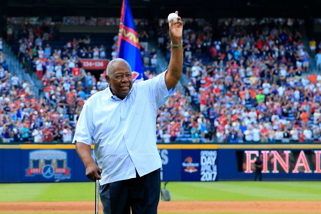 En esta foto, tomada el 2 de octubre de 2016, el miembro del Salón de la Fama Hank Aaron realiza el último lanzamiento ceremonial a Bobby Cox, después de un partido entre los Bravos de Atlanta y los Tigres de Detroit.