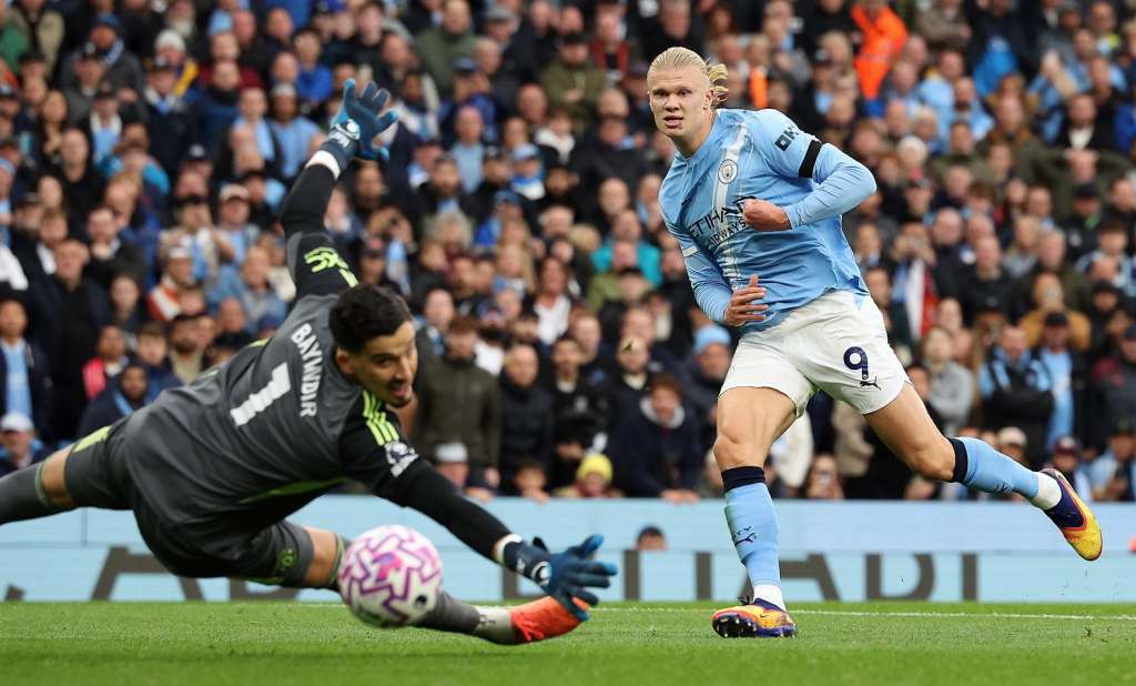 MANCHESTER (United Kingdom), 14/09/2025.- Manchester City's Erling Haaland (R) scores the 3-0 goal against Manchester United's goalkeepr Altay Bayindir during the English Premier League soccer match between Manchester City and Manchester United, in Manchester, Britain, 14 September 2025. (Reino Unido) EFE/EPA/ADAM VAUGHAN EDITORIAL USE ONLY. No use with unauthorized audio, video, data, fixture lists, club/league logos, 'live' services or NFTs. Online in-match use limited to 120 images, no video emulation. No use in betting, games or single club/league/player publications.